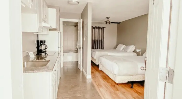 Четырёхместный номер Standard с балконом Hinton Highway Inn