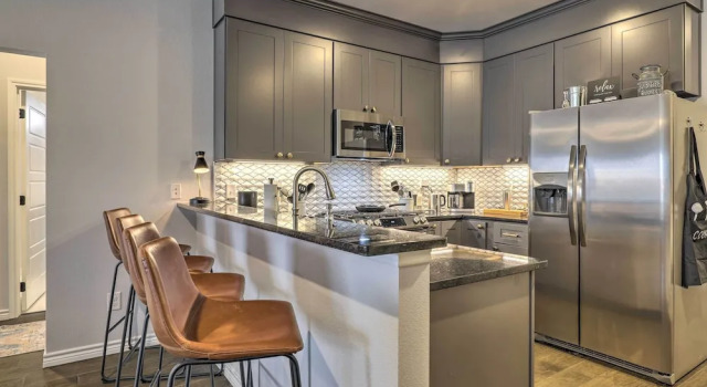 Апартаменты с 2 комнатами Single-story Condo < 1 Mile From Downtown!