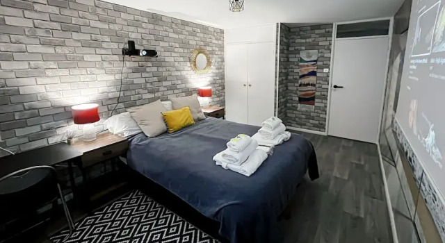 Central Brighton 1-bedroom Flat Modern & Bright Walk to Beach Sleeps 2, Забронировать Отель Отели Исторического графства Суссекса с парковкой, Парковка