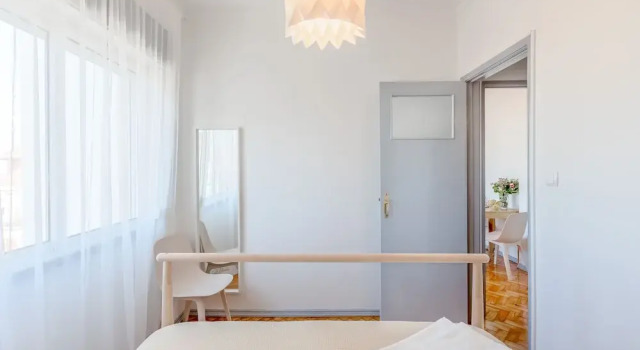 Renovated Sunny Apartment with Balcony, By TimeCooler, Забронировать Апартаменты/квартира Лиссабон Эстремадура, рядом с Money Museum