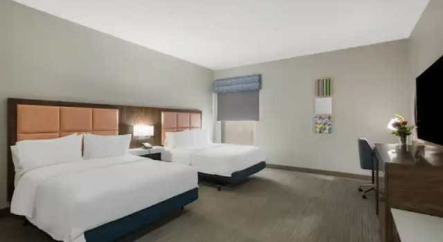 Четырёхместный люкс Hampton Inn Linden