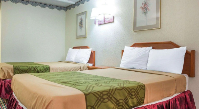 Четырёхместный номер Standard Rodeway Inn Stone Mountain
