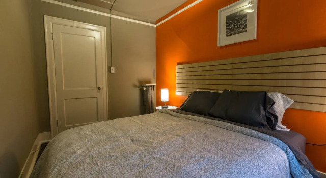Authentic Brick Condo - Great Wifi & little extras included!, Забронировать Отель Отели Сиэтла с бассейном, рядом с Небоскреб "Смит Тауэр", Бассейн