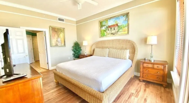 Wonderful Tropical Condo with Beach and Fitness Center Access - Unit 0102 by RedAwning, Забронировать Отель Панама-Сити Панхэндл Флорида, рядом с Загородный клуб "Сигнал Хилл"