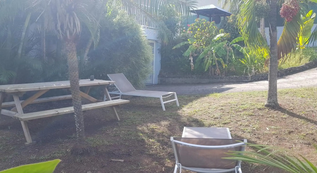 Studio avec jardin, lit king size, plage et commerces à pied, Забронировать Отель Ле-Диаман Фор-де-Франс