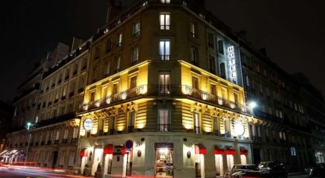 Кровать в общем номере Hôtel de Sévigné