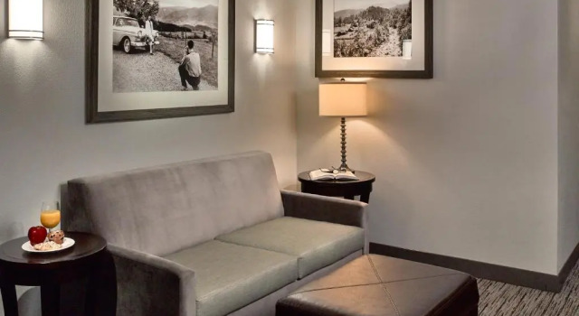 Четырёхместный полулюкс с балконом Hilton Garden Inn Gatlinburg