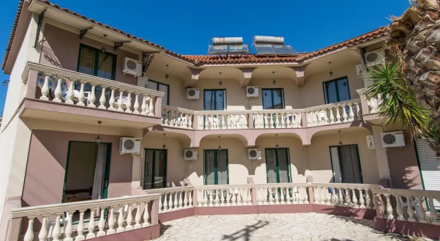 Tsolakis Studios & Apartments