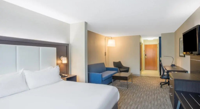 Люкс Holiday Inn Express Hotel & Suites Boston - Marlboro by IHG