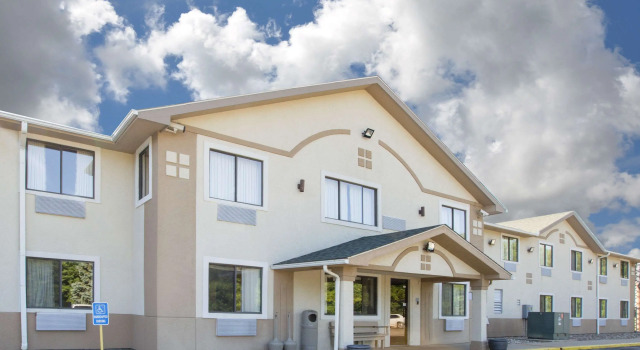 Super 8 by Wyndham Howe, Prenota Locanda Sturgis Michigan