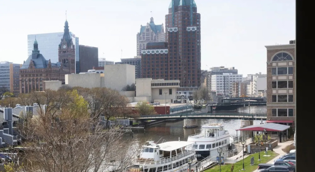 Двухместный номер Standard с видом на реку Aloft by Marriott Milwaukee Downtown