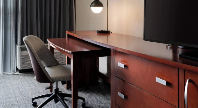 Люкс c 1 комнатой Courtyard by Marriott Bakersfield