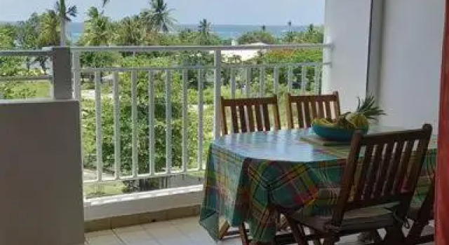 Studio T1 bis La Belle Vue, vue mer, wifi, plage à 50m, Rezerwuj Hotel Hotele w Grande-Terre z parkingiem, Parking