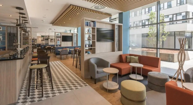Кровать в общем номере Premier Inn Freiburg City Süd