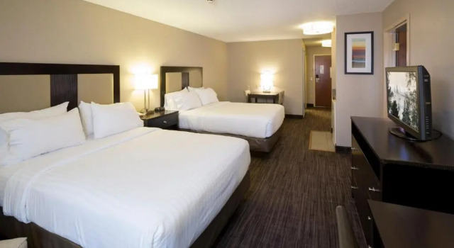 Четырёхместный номер Standard Holiday Inn Express Hotel & Suites-Saint Joseph by IHG