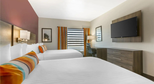 Четырёхместный семейный люкс с 2 комнатами Best Western Plus Casa Grande Inn & Suites