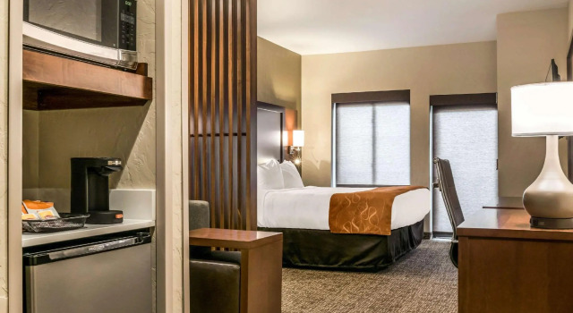 Двухместный люкс с балконом Comfort Suites Florence - Cincinnati South