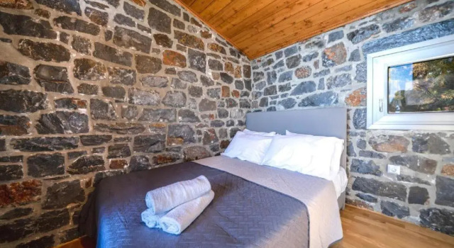 TerraZeus - Stone House Beachfront 1, Забронировать Отель Отели Милатос с парковкой, Парковка
