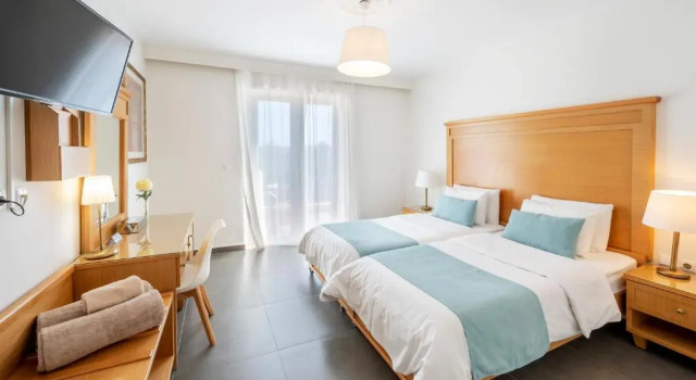 Четырёхместный номер Standard с балконом Peridis Family Resort