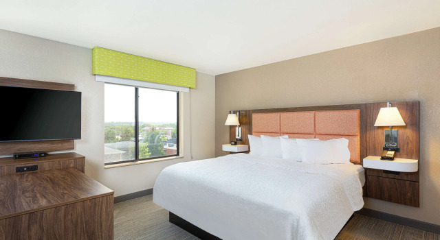 Newly Renovated Hampton Inn Omaha West Lakeside, Забронировать Отель Омаха штат Небраска