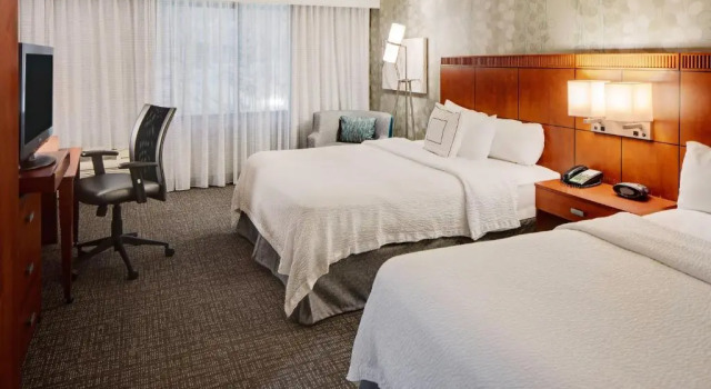Четырёхместный номер Standard Courtyard by Marriott Pittsburgh West Homestead Waterfront
