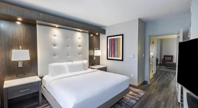 Двухместный люкс для гостей с ограниченными возможностями Embassy Suites by Hilton Houston-Energy Corridor