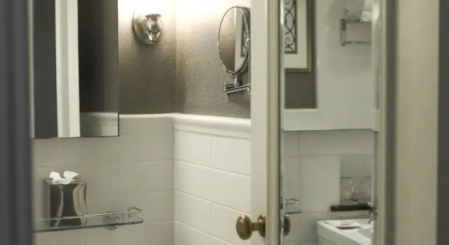 Standard Quadruple room with city view Delta Hotels by Marriott Bessborough