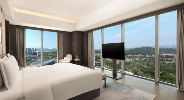 Двухместный люкс c 1 комнатой с видом на озеро Crowne Plaza Jiangmen Binjiang by IHG