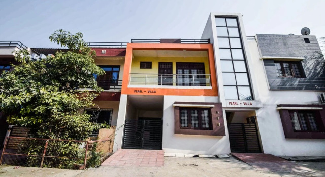 OYO 10092 Home Elegant 3BHK Villa Hiran Magri, Забронировать Вилла Отели штата Раджастхана с парковкой, Парковка