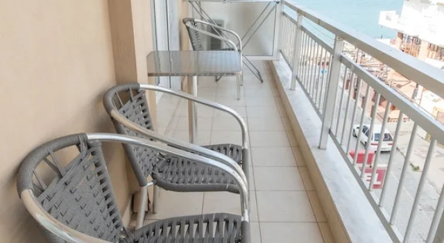 Четырёхместный номер Standard с балконом Hotel Avra