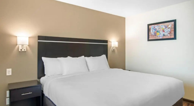 Четырёхместный номер Standard Econo Lodge Inn & Suites Springfield Main Street