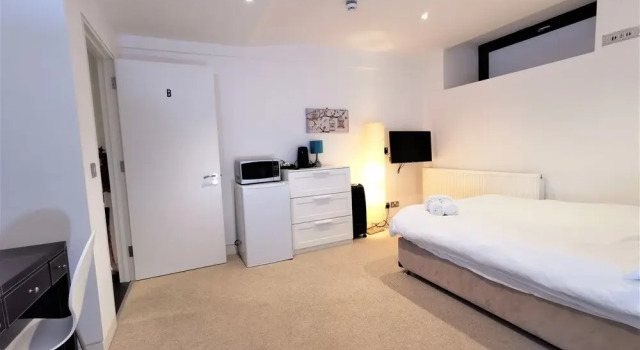 Spacious Double Room with en-suite - 2b