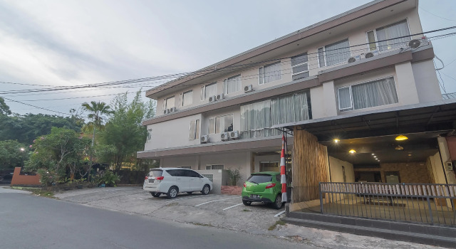 RedDoorz Plus near Sepinggan Airport 3 Balikpapan, Book Guesthouse Balikpapan 