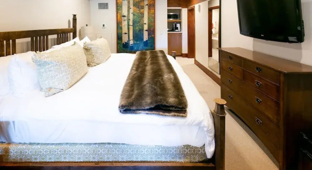 Deluxe King Room With Fireplace Hotel Room by RedAwning, Varaa Hotelli Deer Valley 