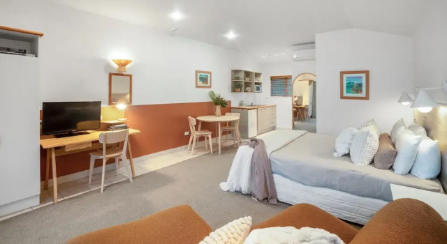 Студия Deluxe ASURE Admirals View Motel