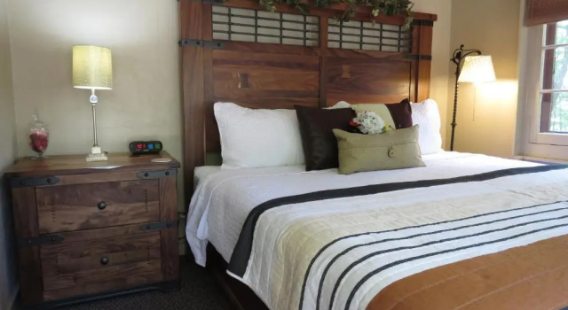 Люкс Deluxe Tall Pines Inn