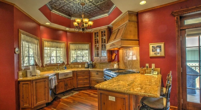 The Village Victorian, Book Hotel June Lake Mammoth