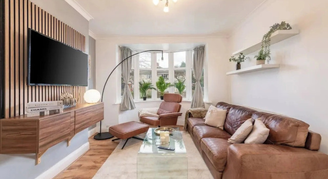 Charming 3-bedroom Wolverhampton Home With Private Hot Tub, Book Feriehus Villaer i Wolverhampton, Villa
