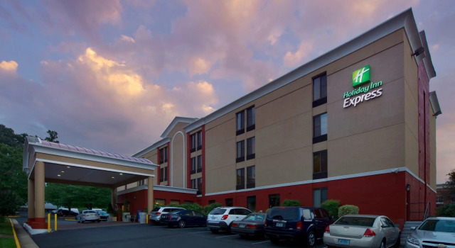 Holiday Inn Express Fairfax - Arlington Boulevard by IHG
