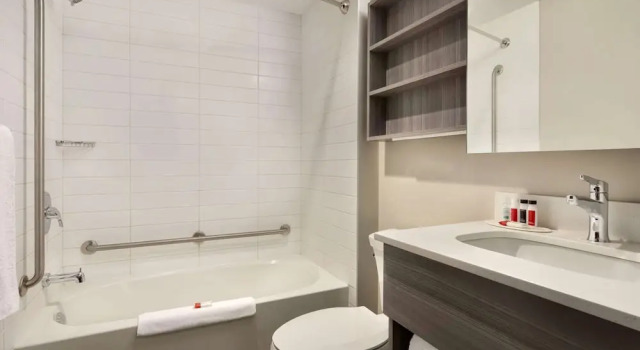 Двухместный люкс c 1 комнатой Microtel Inn & Suites by Wyndham Lloydminster