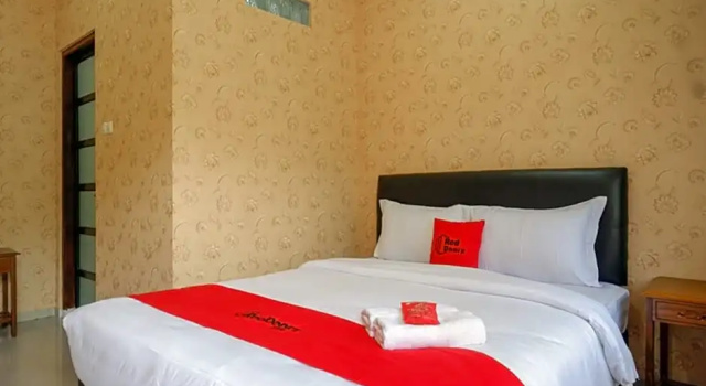 Номер Deluxe RedDoorz @ Jalan Majapahit Semarang