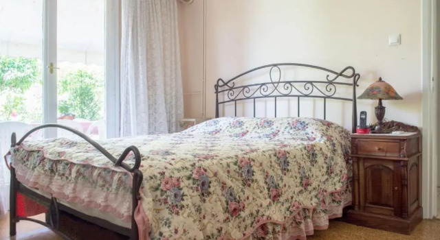 Family apt with garden next to the sea, Забронировать Отель Отели Афины с парковкой, рядом с Пристань Алимос, Парковка
