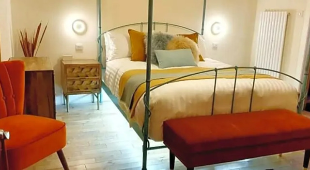 The Orange Fox Lux Room and Hot Tub at The Grumpy Schnauzer Guest House, Забронировать Гостевой дом Котбридж Ланаркшир