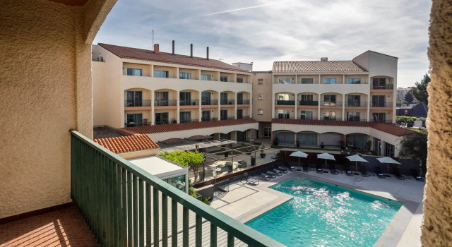 Двухместный люкс с балконом и с видом на бассейн Holiday Inn Perpignan by IHG