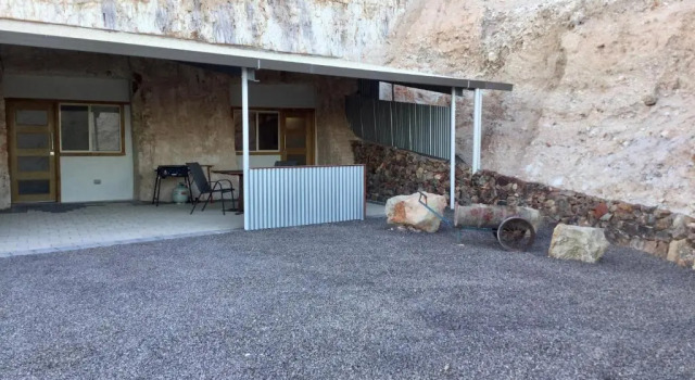 Апартаменты Dug Out B&B