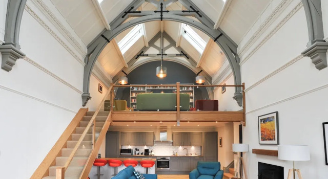 The Five Turrets: Stay in Scotland in Style in a Historic Four-bed Holiday Home, Book Feriehus Sommerhuse i Selkirk, Hytte