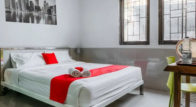 RedDoorz Plus near Mall Taman Anggrek 2, Book Hotel Palmerah Jakarta