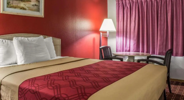 Четырёхместный номер Standard Spencer Inn & Suites
