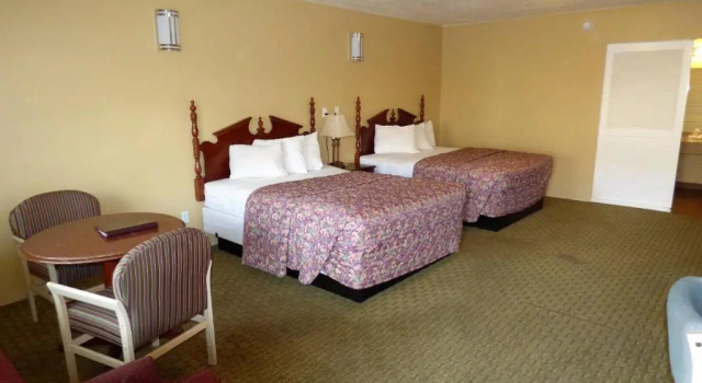 Четырёхместный номер Standard Economy Inn & Suites