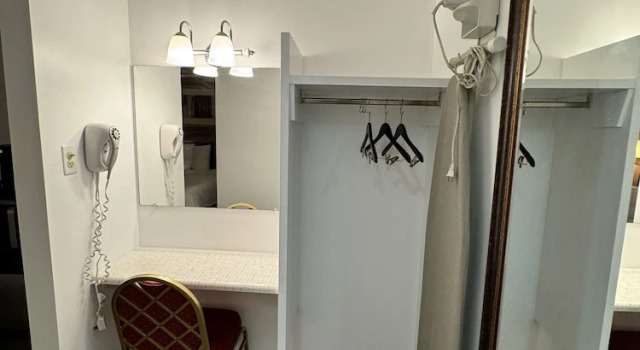 Четырёхместный номер Standard Inn Towne Motel